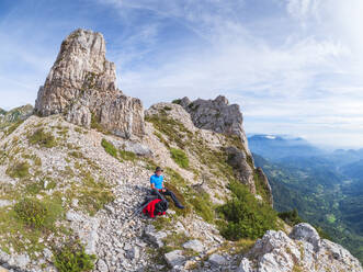 Älterer Wanderer mit Blick auf die Aussicht in den Bergen, Recoaro Terme, Venetien, Italien - LAF02424