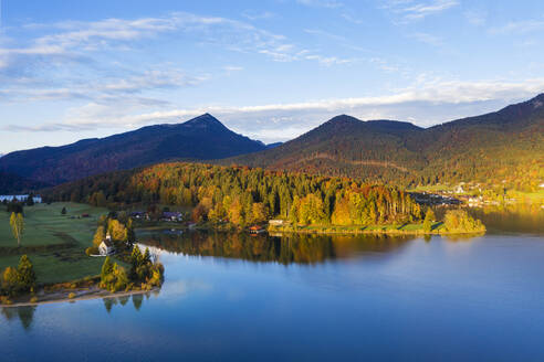 Deutschland, Bayern, Blick auf den Walchensee und die Halbinsel Zwergern im Herbst - SIEF09337