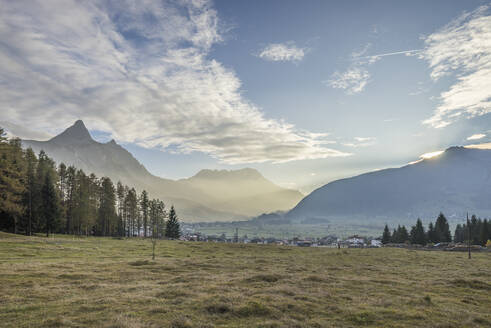 Österreich, Tirol, Ehrwald, Stadt im Tal der Mieminger Kette in der Abenddämmerung - PVCF01310