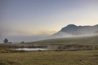 Deutschland, Bayern, Garmisch-Partenkirchen, Morgennebel schwebt über dem Ufer des Schmalensees im Herbst - PVCF01311