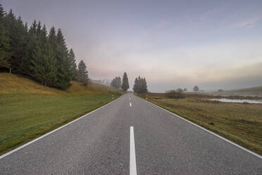 Deutschland, Bayern, Garmisch-Partenkirchen, Abnehmende Perspektive der leeren Autobahn am Herbstmorgen - PVCF01312