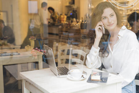 Frau am Telefon in einem Cafe, lizenzfreies Stockfoto