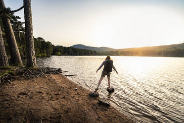 Rückansicht einer Wanderin, die einen Schritt macht, Stausee de L'Ospedale am Morgen, Corse-du-Sud, Korsika, Frankreich - MSUF00004