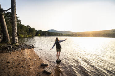 Rückansicht einer Wanderin, die einen Schritt macht, Stausee de L'Ospedale am Morgen, Corse-du-Sud, Korsika, Frankreich - MSUF00005