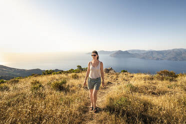 Wanderin bei einer Wanderung, Belvedere de Saliccio, Piana, Corse-du-Sud, Korsika, Frankreich - MSUF00015