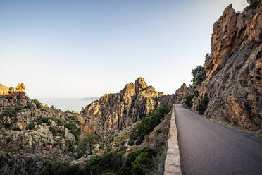 Leere Straße, Calanchi di Piana, Calanche, Corse-du-Sud, Korsika, Frankreich - MSUF00023