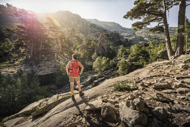 Wanderin bei einer Wanderung, Albertacce, Haute-Corse, Korsika, Frankreich - MSUF00040