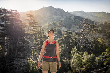 Female hiker looking up, Albertacce, Haute-Corse, Corsica, France - MSUF00042