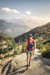 Wanderin bei einer Wanderung, Haute-Corse, Korsika, Frankreich - MSUF00045