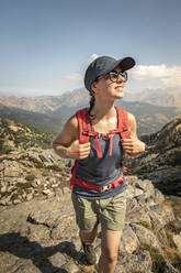 Wanderin bei einer Wanderung, Haute-Corse, Korsika, Frankreich - MSUF00046