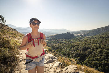 Wanderin bei einer Wanderung im Tavignano-Tal, Corte, Haute-Corse, Korsika, Frankreich - MSUF00051