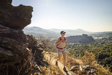 Wanderin bei einer Wanderung im Tavignano-Tal, Corte, Haute-Corse, Korsika, Frankreich - MSUF00052