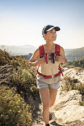 Wanderin bei einer Wanderung im Tavignano-Tal, Corte, Haute-Corse, Korsika, Frankreich - MSUF00053