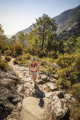 Wanderin bei einer Wanderung im Tavignano-Tal, Corte, Haute-Corse, Korsika, Frankreich - MSUF00056