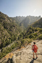 Wanderin bei einer Wanderung, Haute-Corse, Korsika, Frankreich - MSUF00058