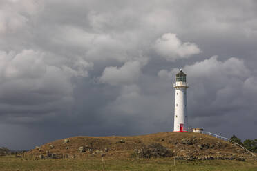 Neuseeland, South Taranaki District, Pungarehu, Bewölkter Himmel über Cape Egmont Lighthouse - FOF11170