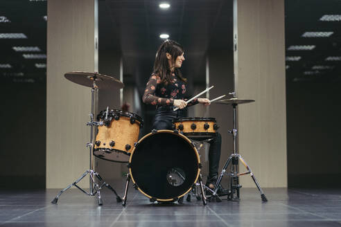 Frau spielt Schlagzeug - MTBF00213