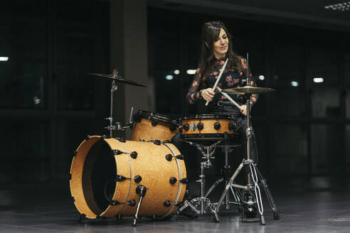 Frau spielt Schlagzeug - MTBF00216