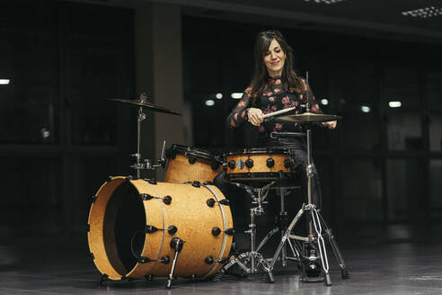 Frau spielt Schlagzeug - MTBF00217
