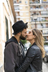 Junges Paar beim Küssen in der Stadt - ERRF02162