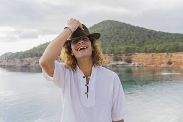 Porträt eines lachenden jungen Mannes, Ibiza, Balearische Inseln, Spanien - AFVF04253