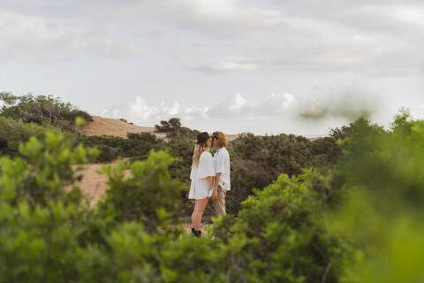 Küssendes junges Paar in der Natur, Ibiza, Balearische Inseln, Spanien, lizenzfreies Stockfoto