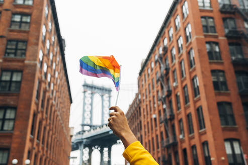 Hand schwenkt LGBT-Flagge in NYC, USA - JCMF00293