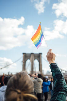 Frau schwenkt LGBT-Flagge in NYC, USA - JCMF00296