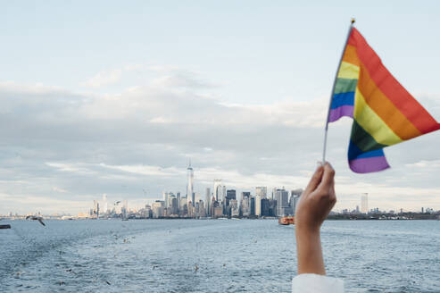 Hand schwenkt LGBT-Flagge in NYC, USA - JCMF00298