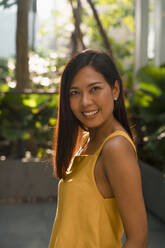 Portrait of smiling woman dressed in yellow - MAUF03130