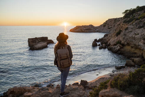 Junge Frau am Strand bei Sonnenuntergang, Ibiza - AFVF04288