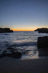 Strand bei Sonnenuntergang, Ibiza, Balearische Inseln, Spanien - AFVF04300