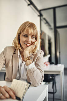 Porträt einer lächelnden Geschäftsfrau in einer Werkstatt - ZEDF02708