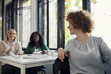 Glückliche Usinesswomen bei einem Workshop im Konferenzraum - ZEDF02725