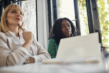 Geschäftsfrauen, die an einem Workshop im Konferenzraum teilnehmen - ZEDF02727