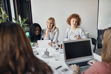 Businesswomen having a meeting in office - ZEDF02734