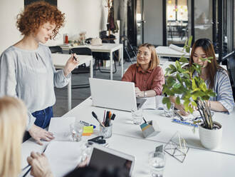 Businesswomen having a meeting in office - ZEDF02735