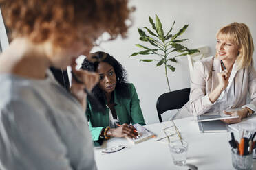 Businesswomen having a meeting in office - ZEDF02741