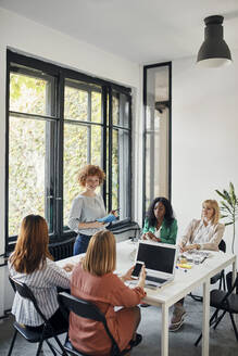 Geschäftsfrauen bei einem Treffen im Büro - ZEDF02747