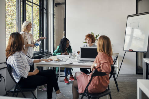 Businesswomen having a meeting in office - ZEDF02748