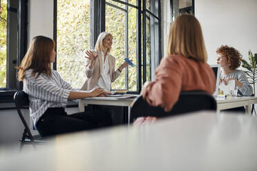 Geschäftsfrauen bei einem Treffen im Büro - ZEDF02749