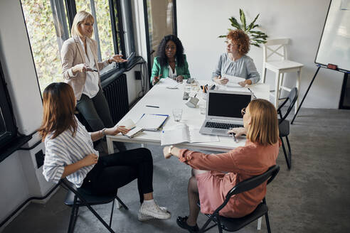 Businesswomen having a meeting in office - ZEDF02750