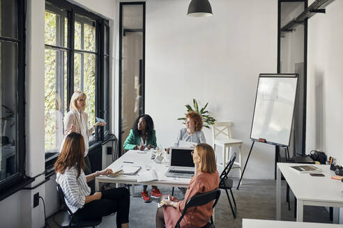 Businesswomen having a meeting in office - ZEDF02751