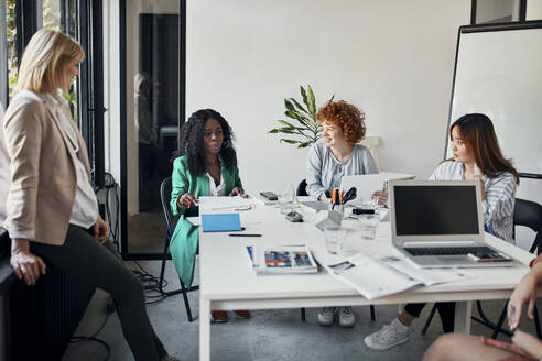 Geschäftsfrauen bei einem Treffen im Büro - ZEDF02754