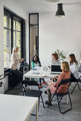 Geschäftsfrauen bei einem Treffen im Büro - ZEDF02755