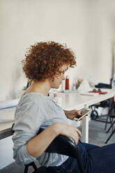 Geschäftsfrau bei einer Pause im Büro mit Smartphone - ZEDF02789