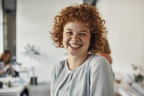 Portrait of a happy businesswoman in office - ZEDF02822