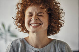 Porträt einer glücklichen Frau mit geschlossenen Augen - ZEDF02824