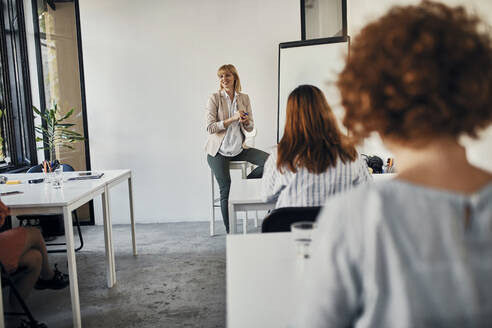 Schwangere Frau leitet einen Workshop im Büro - ZEDF02830