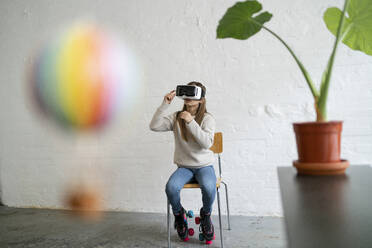 Mädchen mit VR-Brille und Heißluftballon im Büro - GUSF02965